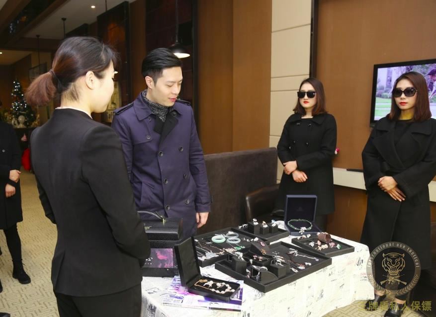 珠寶店老板去上海參展，一萬(wàn)元雇了四個(gè)黑衣女保鏢，好酷好有范兒