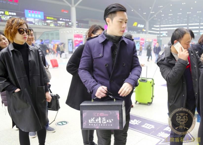 珠寶店老板去上海參展，一萬(wàn)元雇了四個(gè)黑衣女保鏢，好酷好有范兒