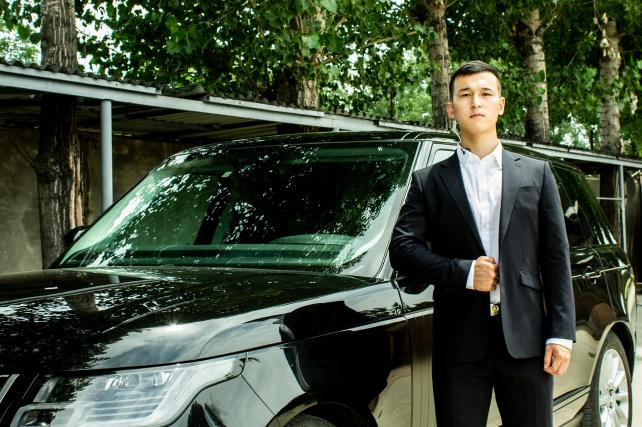 元宵佳節(jié),女子雇傭王牌盾司機保鏢回家舞龍獅